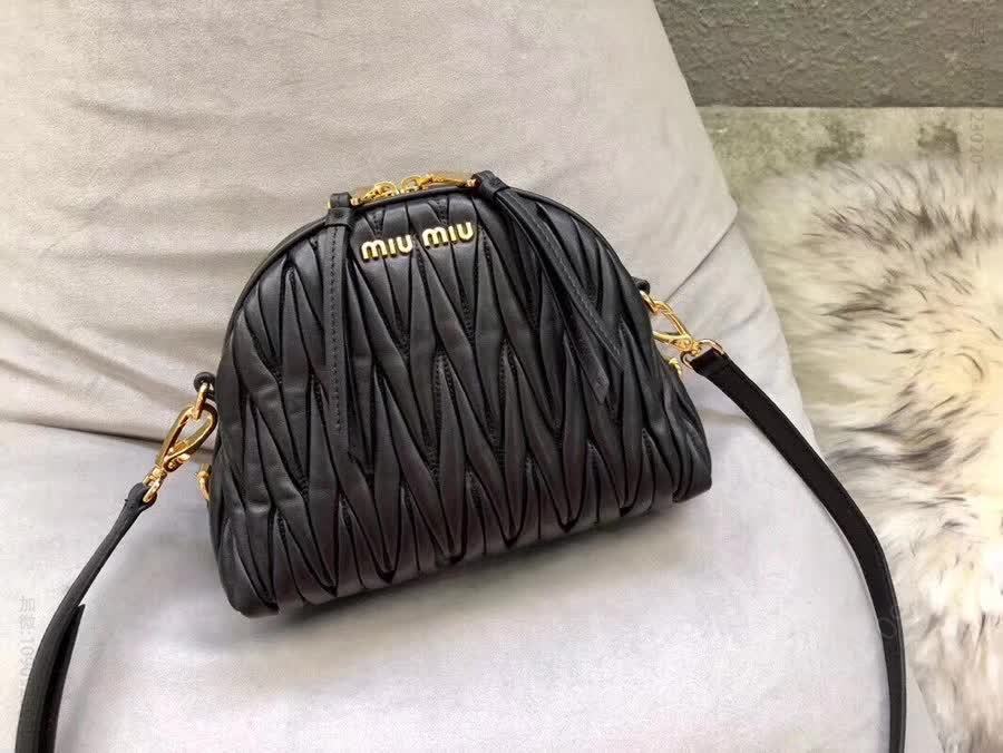 MIUMIU 谬谬专柜新款小号羊皮月牙包 高仿缪缪包包 5BH092