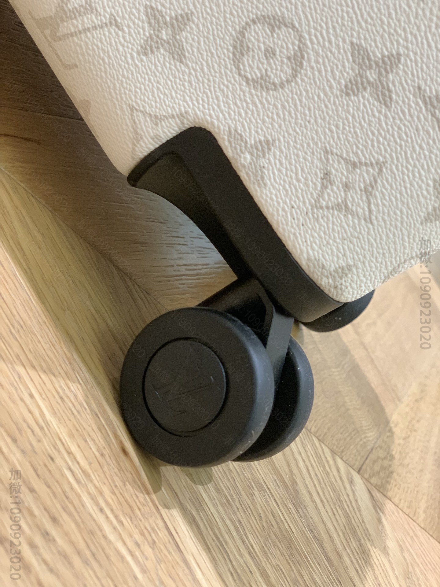 高仿LV行李箱