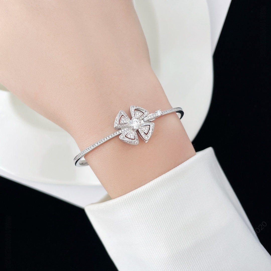 高仿宝格丽饰品 BVLGARI 宝格丽Fiorever咏绽系列花朵作手镯 