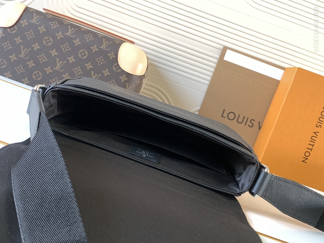 LV Men's Bag [Dynamic Chip Top Grade Half Steel] M30850 Black Cross Pattern Top Grade Original Single District Small Postman Bag M30850