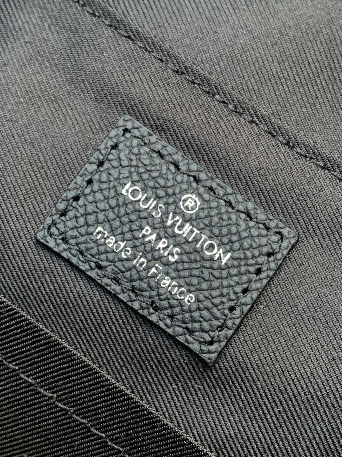 LV Men's Bag [Dynamic Chip Top Grade Half Steel] M30850 Black Cross Pattern Top Grade Original Single District Small Postman Bag M30850