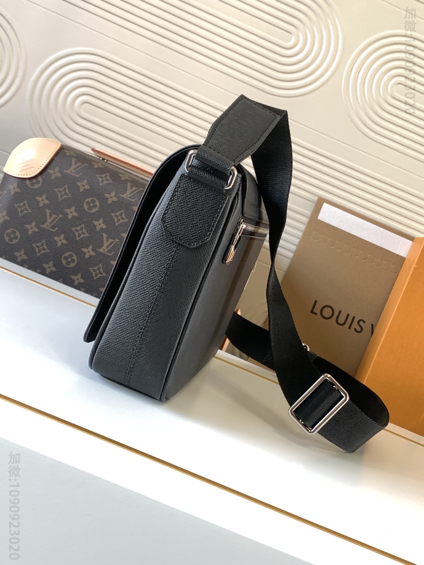 LV Men's Bag [Dynamic Chip Top Grade Half Steel] M30850 Black Cross Pattern Top Grade Original Single District Small Postman Bag M30850